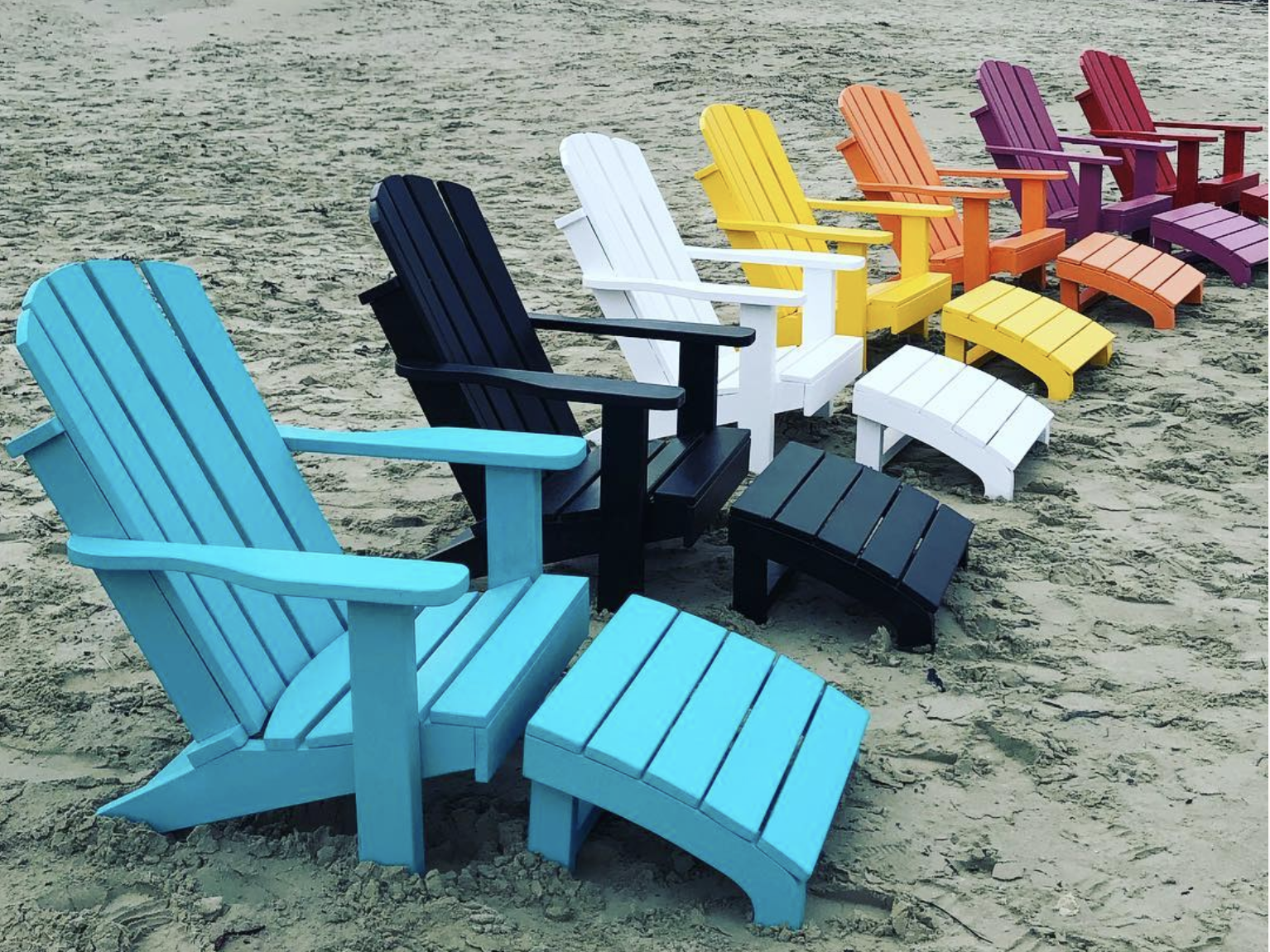 Fargerike solstoler på en strand, laget av Ranso