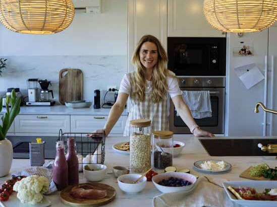 Dame på et kjøkken